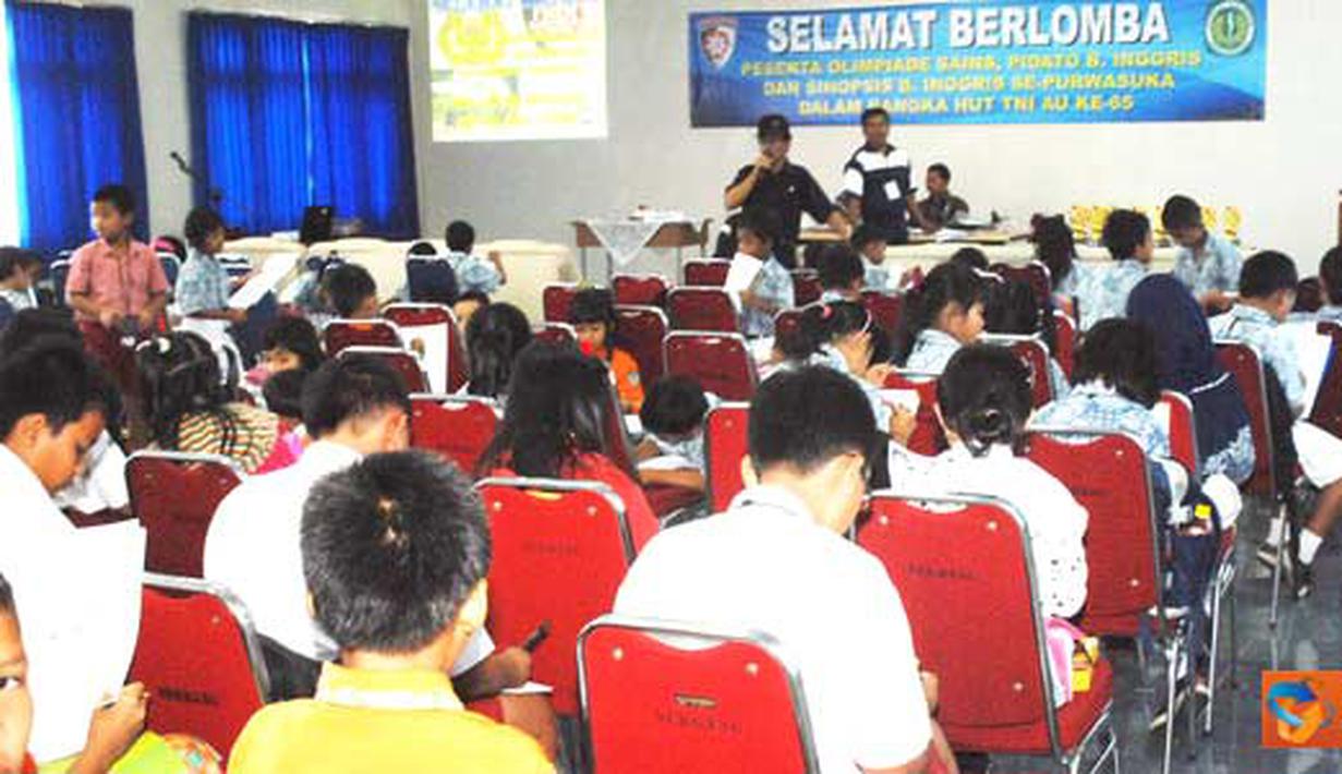 Citizen6, Subang: Lanud Suryadarma, menggelar lomba Olimpiade Sains dan Bahasa Inggris tingkat SD dan SMP se-Purwasuka (Kabupaten Purwakarta, Subang dan Karawang), di Aula Serbaguna Lanud Suryadarma, Rabu (13/4). (Pengirim: Dodo)