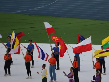 Dalam sejarah SEA Games, kejadian bendera Indonesia dipasang terbalik bukan kali pertama terjadi saat pembukaan SEA Games 2023 Kamboja. Pada SEA Games 2017 saat Malaysia menjadi tuan rumah insiden serupa juga terjadi meski berbeda bentuk kesalahannya. (Bola.com/Abdul Aziz)