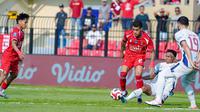 Winger asing Persijap Jepara, Carlos Franca, saat berusaha melewati adangan pemain Arema FC pada laga pekan ke-6 BRI Super League 2025/2026 di Stadion Gelora Bumi Kartini (GBK), Jepara, Minggu (21/9/2025). (DOK Persijap)