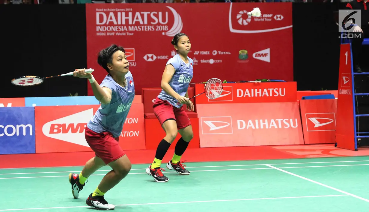 Pebulu tangkis ganda putri indonesia, Greysia Polii/Apriyani Rahayu saat melawan pasangan Jepang Misaki Matsutomo/Ayaka Takahashi di final Indonesia Masters 2018, Jakarta, Minggu (28/1). Greysia/Apriyani kalah 17-21, 12-21. (Liputan6.com/Angga Yuniar)