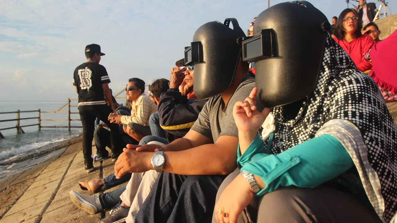 Cara Unik Menikmkati Gerhana, Dari Topeng Las hingga Kardus Bekas