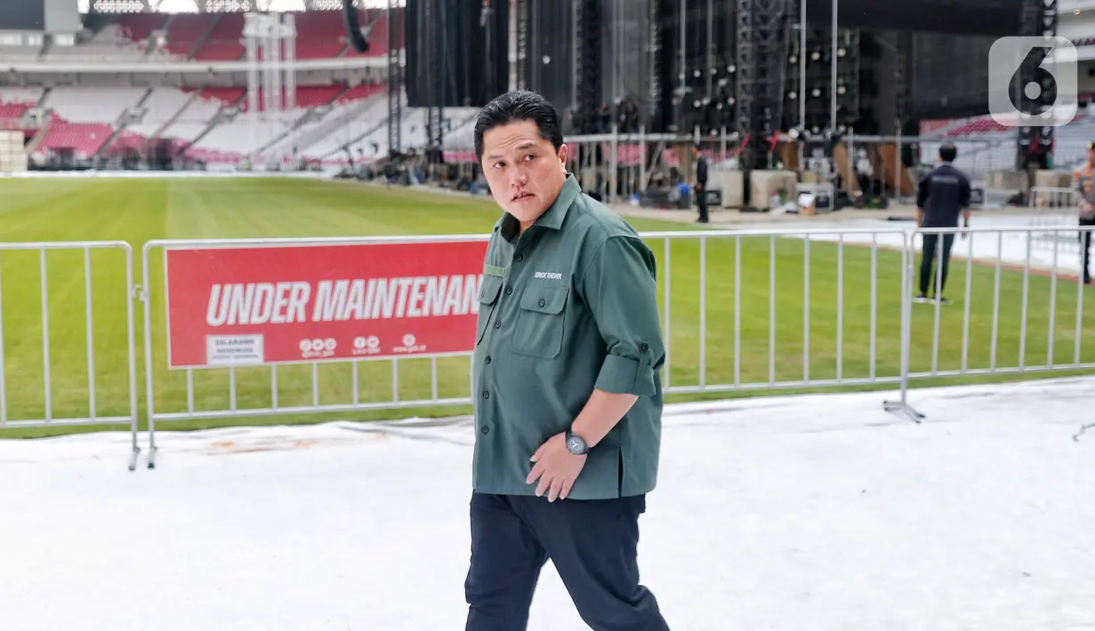 Ketua Umum PSSI merangkap Ketua LOC Erick Thohir menutup tur kunjungan ke enam venue Piala Dunia U-20 dengan mendatangi Stadion Utama Gelora Bung Karno (SUGBK), Jakarta, Senin (13/3/2023). Seperti diketahui, Stadion Utama Gelora Bung Karno merupakan satu dari enam lokasi yang ditunjuk menjadi venue penyelenggaraan Piala Dunia U-20 2023. (Liputan6.com/Angga Yuniar)