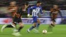 Pemain Brighton, Joao Pedro (tengah) menggiring bola untuk melewati sejumlah pemain Marseille pada laga terakhir Grup B Liga Europa 2023/2024 di American Express Community Stadium, Brighton, Inggris, Jumat (15/12/2023). (AP Photo/Ian Walton)