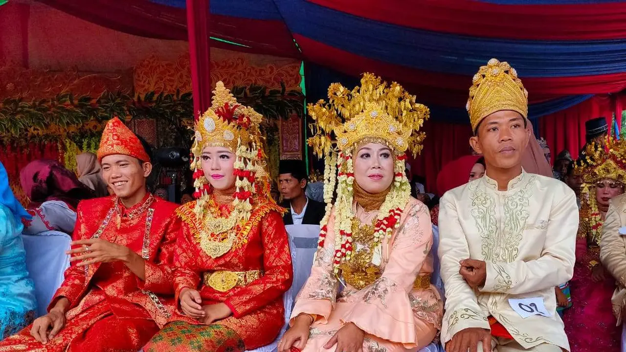 Senyum Bahagia Ratusan Pasutri Ikut Nikah Massal di Palembang