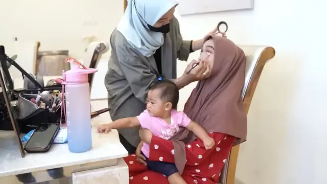 Ria Ricis bersama buah hatinya, Moana (YouTube/Ricis Official)