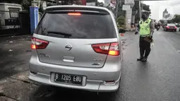 Pengendara mobil yang melanggar aturan ganjil genap meminggirkan kendaraannya di Jalan MT Haryono, Jakarta, Kamis (28/10/2021). Direktorat Lalu Lintas Polda Metro Jaya mulai hari ini memberlakukan sanksi tilang kepada pelanggar ganjil genap di 13 ruas jalan DKI Jakarta. (merdeka.com/Iqbal S Nugroho)