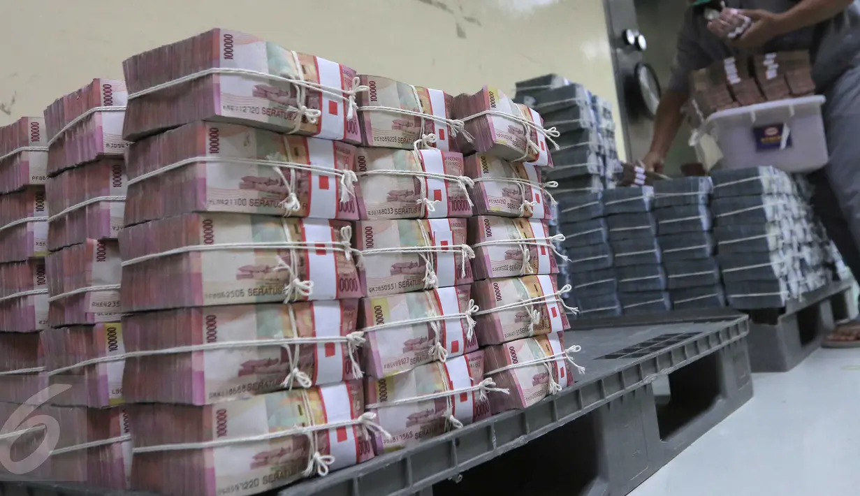 Tumpukan uang di ruang penyimpanan uang BNI, Jakarta, Senin (2/11/2015). Lembaga Penjamin Simpanan (LPS) mencatat jumlah rekening simpanan dengan nilai di atas Rp2 M pada bulan September mengalami peningkatan . (Liputan6.com/Angga Yuniar)