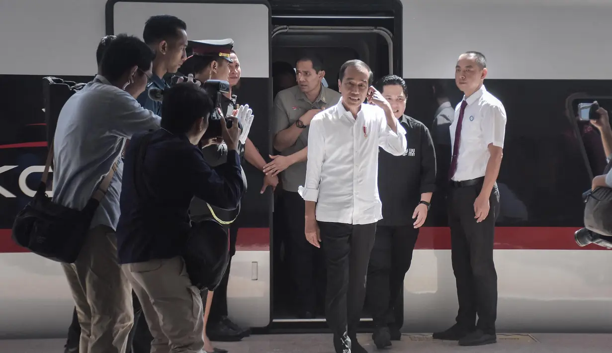 Presiden Indonesia Joko Widodo (ketiga kanan) tiba di sebuah stasiun saat melakukan uji coba Kereta Cepat Jakarta-Bandung (KCJB) di Padalarang, Jawa Barat, 13 September 2023. (Timur Matahari/AFP)