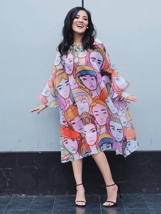 Meski dalam setiap penampilannya Nindy Ayunda sering berpenampilan unik, namun auranya sebagai ibu tetap terpancar. Coba lihat, dengan blouse kaftan bermotif wajah ini Nindy tampil sangat cantik. (Instagram/nindyparasadyharsono)