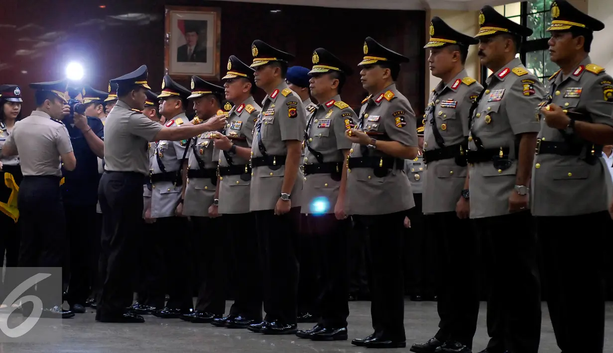 Kapolri Jenderal Pol Badrodin Haiti saat memimpin upacara serah terima jabatan Kapolda Metro Jaya Jakarta, Jumat (12/6/2015). 14 jabatan penting yang terdiri dari para Kapolda, para asisten Kapolri, dll diserah terimakan. (Liputan6.com/Johan Tallo)