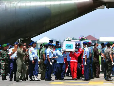 Empat jenazah korban pesawat AirAsia QZ8501 tiba di Lanud TNI AL Juanda, Surabaya, Jatim, Kamis (1/1/2015). (Liputan6.com/Johan Tallo)