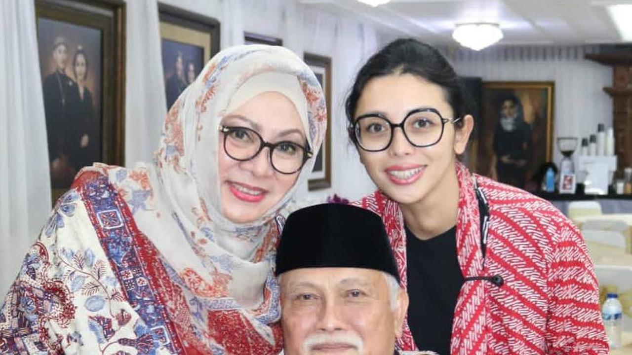 Inilah potret Eno dengan bude, Tutut Soeharto, anak pertama dari Sigit Hardjojudanto. Eno menyebutnya dengan penuh keakraban.<br>