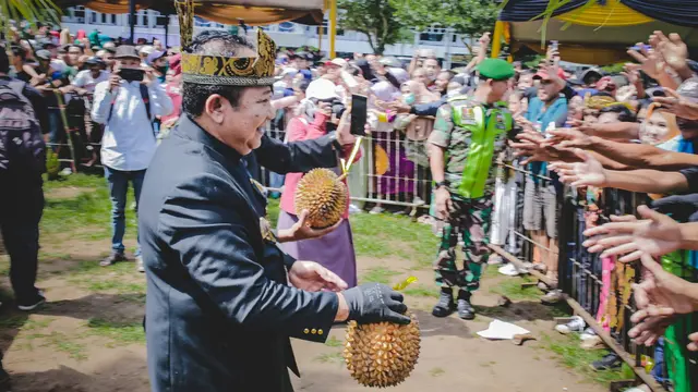 Bupati Jember Hendy Siswanto bagikan durian ke warga di alun- alun Jember (Istimewa)