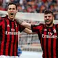 Penyerang AC Milan, Nikola Kalinic (kiri) berselebrasi bersama Patrick Cutrone setelah mencetak gol ketiga timnya pada lanjutan Liga Serie A Italia di stadion San Siro (20/5). Milan menang besar atas Fiorentina 5-1. (AP Photo/Antonio Calanni)