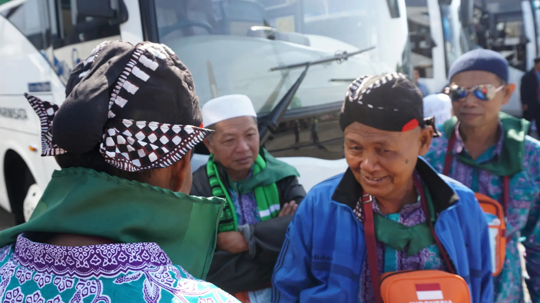 Sejumlah jemaah haji asal Gunungkidul terlihat mengenakan blangkon. Penutup kepala dari pakai adat Jawa digunakan untuk identitas jemaah haji asal Gunungkidul di Tanah Suci.(Liputan6.com/Fajar Abrori)