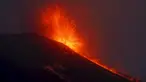 Gunung Etna mengeluarkan lava panas saat meletus di pulau selatan Sisilia, Italia, Senin (7/12). Gunung berapi tertinggi di Eropa tersebut kembali memuntahkan abu vulkanik setelah dua tahun tidak ada aktivitas. (REUTERS/Antonio Parrinello)