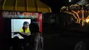 Seorang pengunjung terlihat antri di depan loket pembelian token wahana di PRJ Kemayoran, Jumat (13/6/14). (Liputan6.com/Faizal Fanani)
