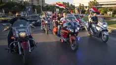 Pendukung Presiden Suriah Bashar Assad mengibarkan bendera Suriah dan gambar Assad pada pertemuan di Omayyid Square, Damaskus, Suriah, Minggu (23/5/2021). Pemilihan presiden di negara yang dilanda perang itu akan diadakan pada 26 Mei. (AP Photo/Hassan Ammar)