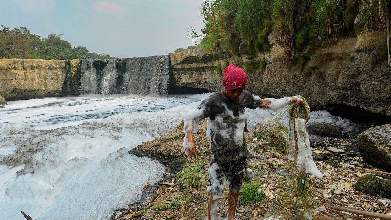 Kondisi ini juga mengakibatkan pasokan air bersih di wilayah Bekasi  yang sumber air utamanya berasal dari Kali Bekasi menjadi terganggu.