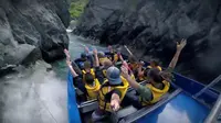 WOW: Serunya Naik Perahu Bermesin Jet 