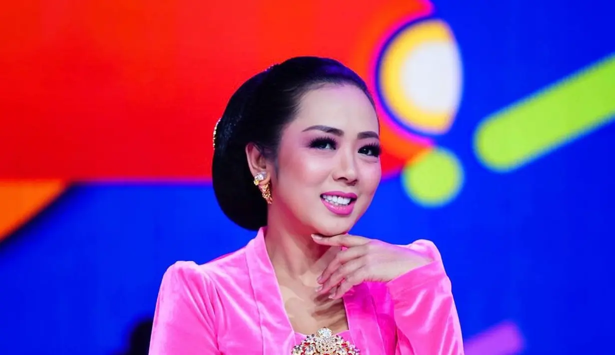 <p>Menurut rencana cafe itu akan dikelola oleh anaknya yang telah lulus SMA dan enggan kuliah. [Foto: Instagram/showimah]</p>