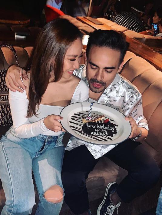 Penyanyi Bunga Citra Lestari saat merayakan ulang tahun suaminya Ashraf Sinclair. Suami Bunga Citra Lestari, Ashraf Sinclair, meninggal dunia di usia 40 tahun diduga akibat serangan jantung pada Selasa 18 Februari 2020 pukul 3.40 pagi. (Instagram/@bclsinclair)