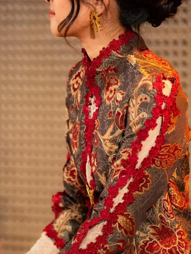 Gaya modern padupadan kebaya Maudy Ayunda.