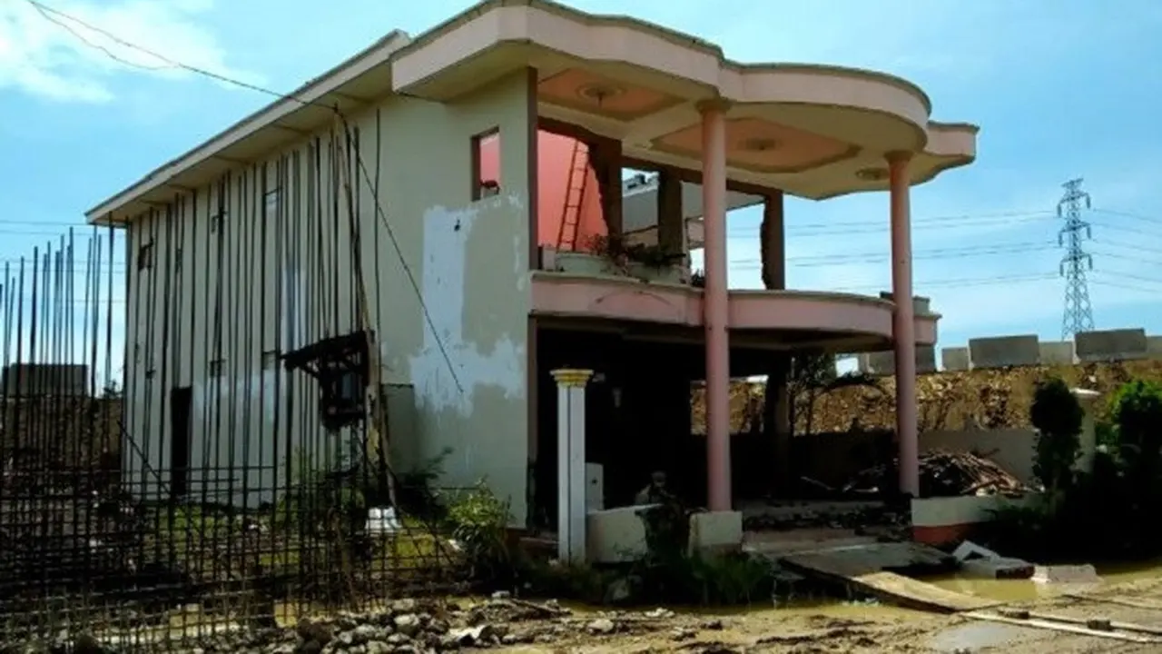 Rumah Mewah Juragan Warteg di Tengah Proyek Tol Tinggal Puing