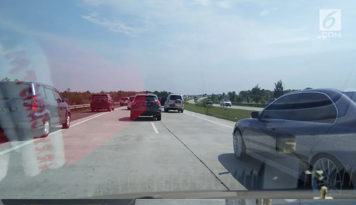 Sejumlah mobil melintas di ruas Tol Paliman-Kanci saat mudik natal, Jawa Barat, Sabtu (23/12). Memasuki libur panjang perayaan natal dan tahun baru, arus lalu lintas di gerbang tol Palimanan mulai padat. (Liputan6.com/ Gabriel Abdi Susanto)
