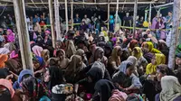 Pengungsi  Rohingya beristirahat setelah perahu yang membawa mereka mendarat di Lhokseumawe, provinsi Aceh, Senin (7/9/2020). Hampir 300 Muslim Rohingya ditemukan di sebuah pantai di provinsi Aceh dan dievakuasi oleh militer, polisi dan Relawan. (AP Photo/Zik Maulana)