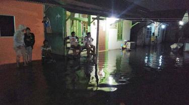 Banjir rob yang terjadi di Kecamatan Cilacap selatan akibat supermoon 4 Desember 2017 malam. (Foto: Liputan6.com/BPBD/Muhamad Ridlo)