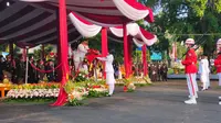 Wali Kota Depok, Mohammad Idris menjadi inspektur upacara peringatan HUT ke-77 Kemerdekaan Republik Indonesia di Balai Kota Depok. (Liputan6.com/Dicky Agung Prihanto)