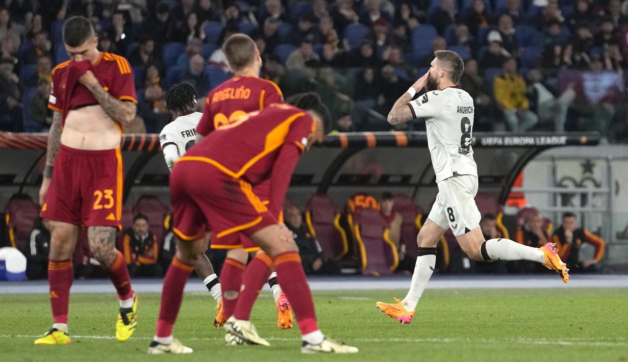 Pemain Bayer Leverkusen, Robert Andrich, melakukan selebrasi setelah mencetak gol ke gawang AS Roma dalam duel leg pertama semifinal Liga Europa di Stadion Olimpico, Roma,  Jumat (3/5/2024). (AP Photo/Alessandra Tarantino)