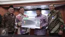 Ki-ka: Sekjen PBNU Helmy Faishal Zaini, Dirut Bank Mandiri Budi G Sadikin, Ketua PBNU KH Said Aqil Siradj dan Direktur Micro&Business Banking Bank Mandiri Tardi saat MoU kerjasama layanan keuangan, Jakarta, Kamis (17/3/2016). (Liputan6.com/Angga Yuniar)