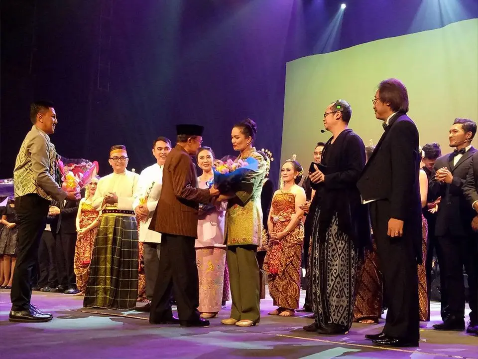Kisah cinta Bacharuddin Jusuf Habibie dengan Hasri Ainun Besari dalam Opera Ainun yang dipentaskan pada 25 Mei 2017 di Theater Jakarta, TIM. (Opera Ainun Inc)