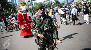 Pasukan TNI bersenjata lengkap berjaga dikawasan Bunderan HI, Jakarta, Minggu (31/7). Penjagaan tersebut dilakukan terkait pengamanan KTT ke-12 World Islamic Economic Forum (WIEF) di Jakarta pada 2-4 Agustus 2016. (Liputan6.com/Faizal Fanani)