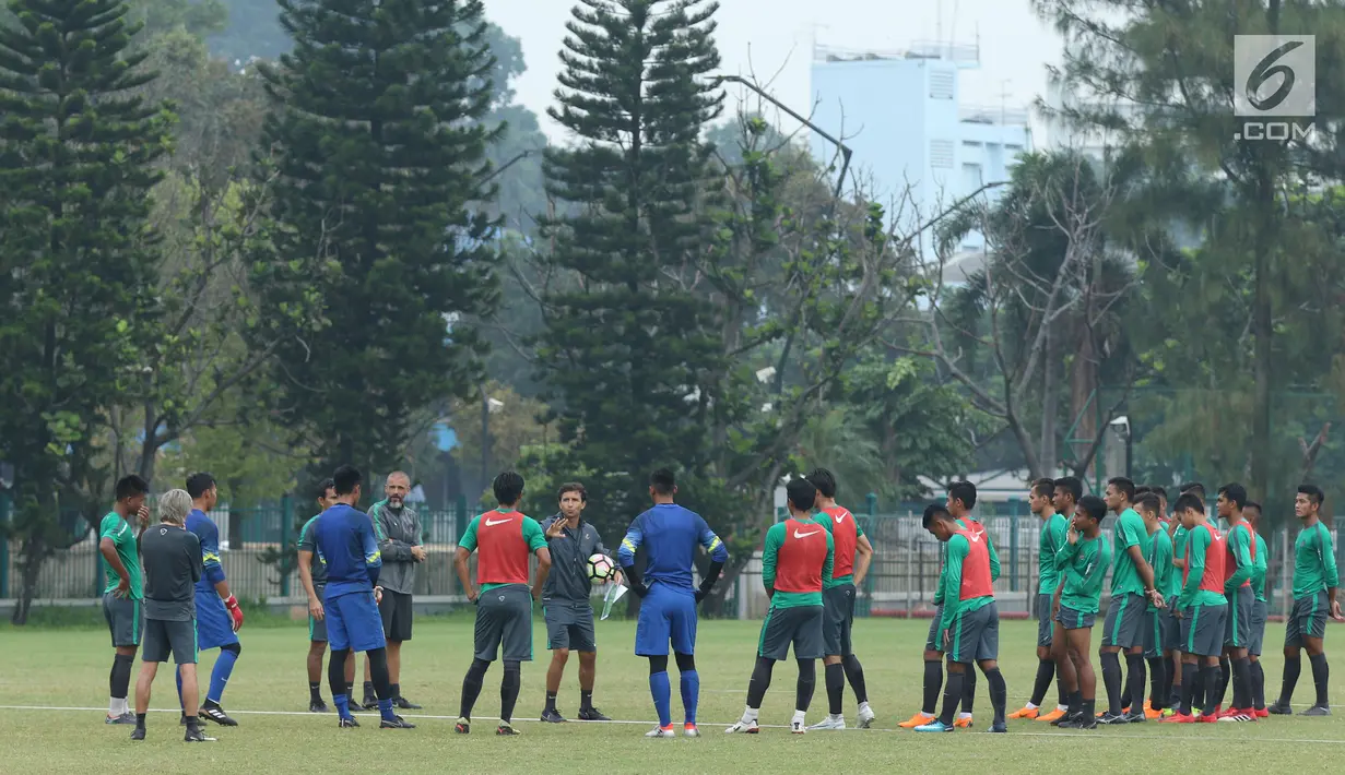 Pelatih Timnas Indonesia U-23, Luis Milla (hadap lensa) memberi arahan saat latihan di Lapangan A Senayan, Jakarta, Sabtu (17/3). Latihan ini persiapan uji tanding melawan Singapura pada 21 Maret mendatang. (Liputan6.com/Helmi Fithriansyah)