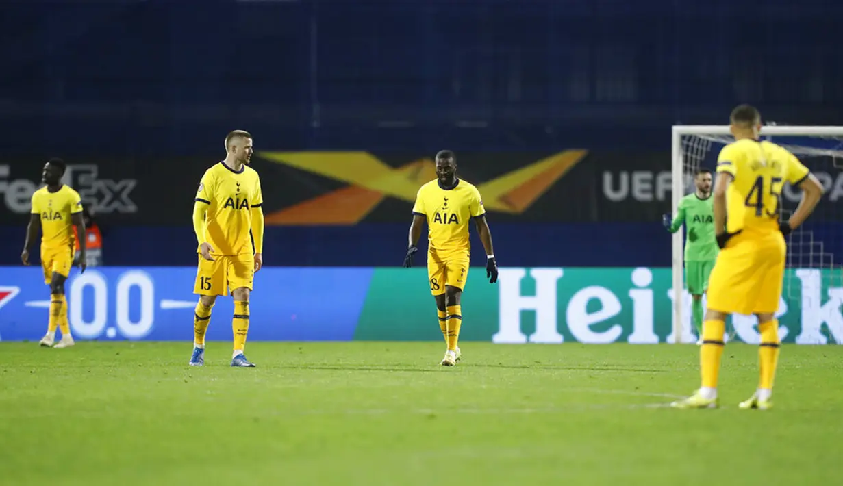 Para pemain Tottenham Hotspur bereaksi setelah pemain Dinamo Zagreb Mislav Orsic mencetak gol ke gawang mereka pada pertandingan leg kedua babak 16 besar Liga Europa di Stadion Maksimir, Zagreb, Kroasia (18/3/2021). Tottenham kalah 0-3, sehingga agregat 2-3. (AP Photo/Darko Bandic)