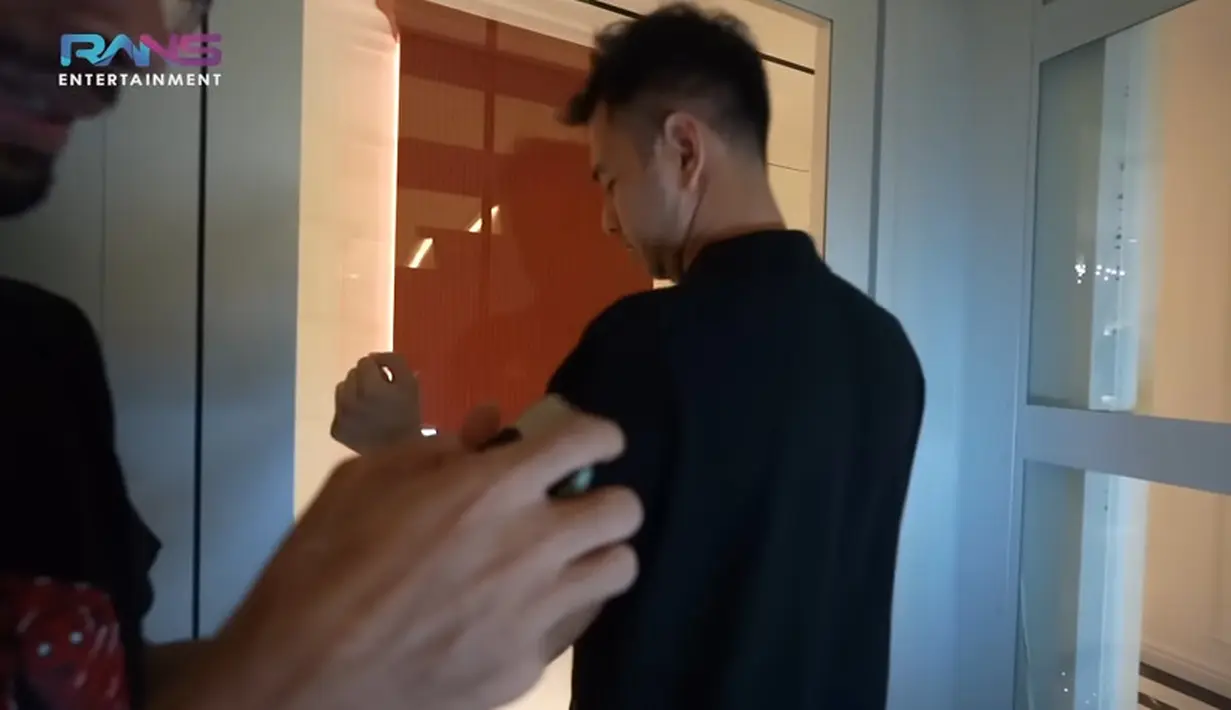 Raffi tampak bersama dengan seorang pria dan satu kameramen. Saat ketiganya sudah didalam, pintu lift menutup. [Youtube/Rans Entertainment]