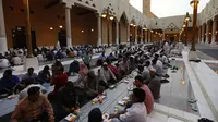 Di Riyadh, kaum muslim berkumpul di masjid Pangeran Turki bin Abdullah untuk melaksanakan ibadah berbuka puasa bersama di hari pertama Ramadan, (29/6/2014). (REUTERS/Faisal Al Nasser)