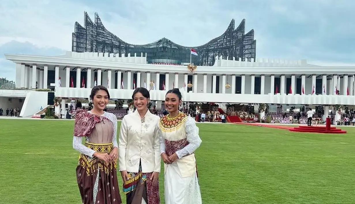 Mawar Eva de Jongh tampil penuh pesona dibalut kebaya janggan berwarna putih dengan detail payet dan bros emas di panel tengah. Penampilannya semakin sempurna dengan kain dari Suku Dayak sebagai rok. [Foto: Instagram/mawaries.official]