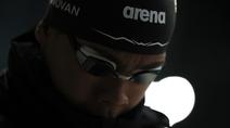 Perenang Indonesia, Jason Donovan berkonsentrasi sebelum berenang pada nomor 50 meter gaya bebas putra dalam Kejuarnas Akuatik Indonesia 2026 di Stadion Akuatik Gelora Bung Karno, Senayan, Jakarta, Jumat (01/05/2026). (Bola.com/Bagaskara Lazuardi)