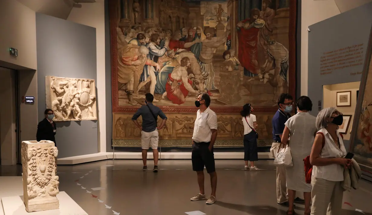 Warga mengunjungi pameran "Raffaello 1520-1483" di Roma, Italia, pada 2 Juli 2020. Para pengunjung, yang harus mengenakan masker, diwajibkan melakukan reservasi sebelum berkunjung dan suhu tubuh harus diukur saat memasuki pameran itu. (Xinhua/Cheng Tingting)