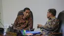 Presiden Jokowi (kiri) berdiskusi dengan Wapres Jusuf Kalla saat memimpin rapat terbatas di Kantor Kepresidenan, Jakarta, Rabu (3/6/2015). Dalam rapat tersebut dibahas mengenai strategi ketersediaan bahan pokok. (Liputan6.com/Faizal Fanani)