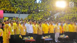 Ketum Partai Golkar Airlangga Hartarto bersama Politikus senior Partai Golkar Jusuf Kalla, Ketua Dewan Pertimbangan DPP Partai Golkar Agung Laksono dan petinggi partai lainnya bernyanyi saat menghadiri Kampanye Akbar Partai Golkar di Istora Senayan, Jakarta, Selasa (9/4). (Liputan6 com/Angga Yuniar)