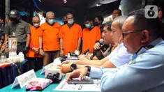 Karopenmas Divisi Humas Polri Brigjen Ahmad Ramadhan menyampaikan keterangan saat konferensi pers kasus rumah industri narkoba di pemukiman padat penduduk Kampung Rawa, Johar Baru, Jakarta Pusat, Selasa (7/2/2023). Polisi mengungkap laboratorium pembuatan narkotika jenis ekstasi dan menetapkan empat tersangka dalam kasus ini. (merdeka.com/Imam Buhori)