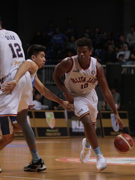 Wayne Bradford Lyndon (kanan) menggiring bola melewati adangan pemain Satria Muda pada laga Perbasi Cup 2017 di Sports Mall, Kelapa Gading, Jakarta, (10/11/2017). Pelita Jaya menang 82-77.  (Bola.com/Nick Hanoatubun)