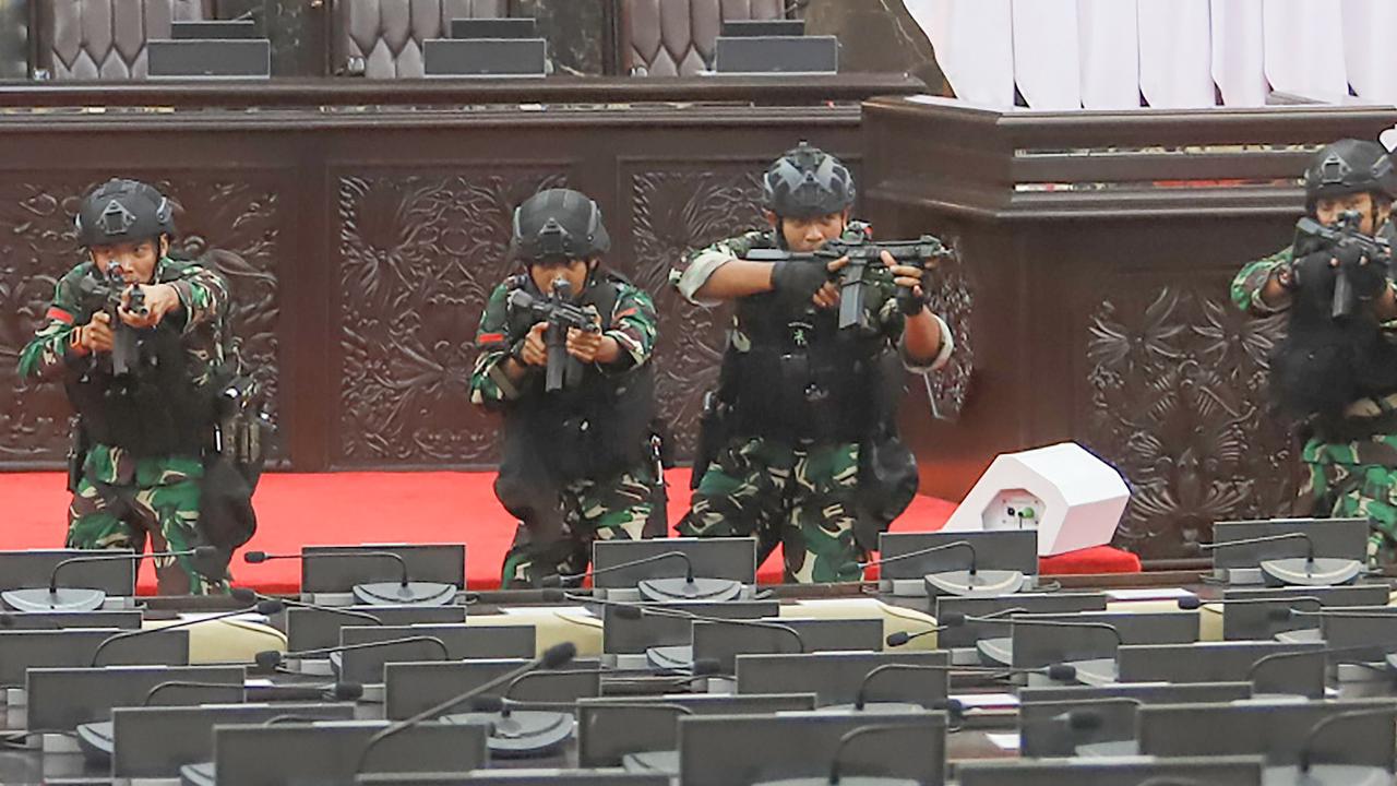 FOTO: Barisan Prajurit TNI Bersenjata Lengkap Amankan Gedung DPR Jelang Pelantikan Prabowo