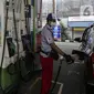 Petugas mengisi BBM ke dalam tangki mobil di salah satu SPBU di Jakarta, Senin (4/1/2021). PT Pertamina (Persero) secara resmi menerapkan digitalisasi pada 5.518 SPBU yang tersebar di seluruh Indonesia. (Liputan6.com/Johan Tallo)