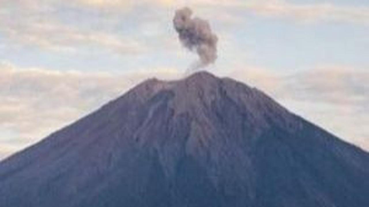 "Erupsi Gunung Semeru terekam di seismograf dengan amplitudo maksimum 21 mm selama 118 detik," tuturnya.